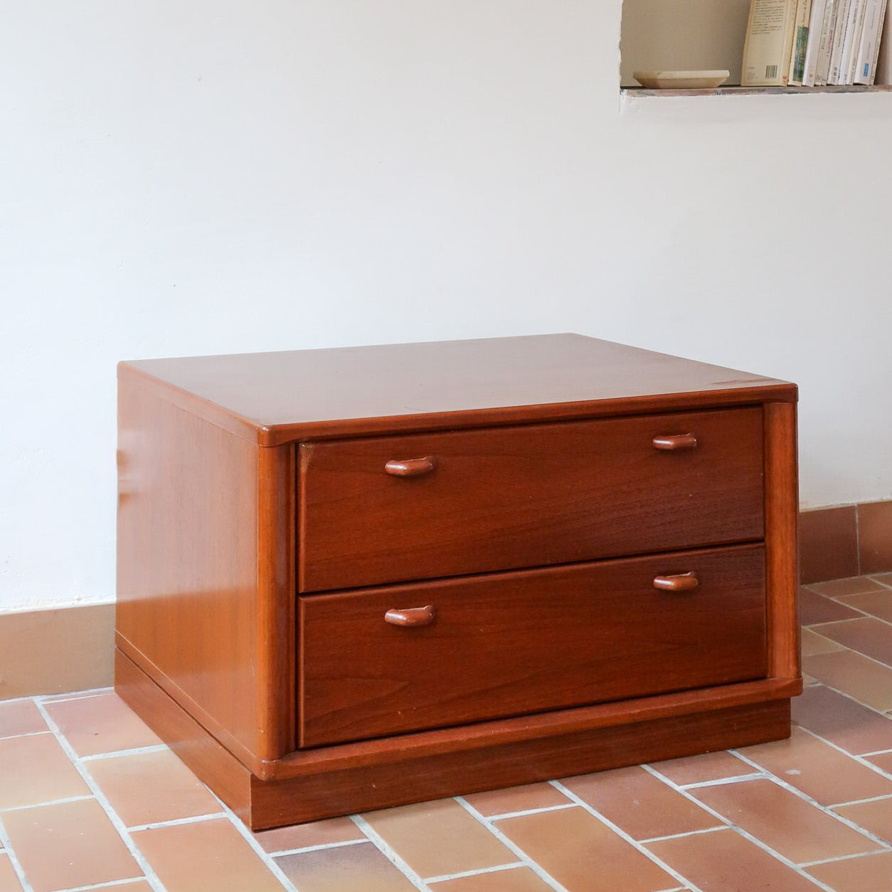 Table de chevet vintage en bois de teck, deux grands tiroirs à poignées sculptées dans la masse, socle en retrait, 70 cm de large et 45 cm de haut, fait aussi bout de canapé