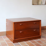 Table de chevet vintage en bois de teck, deux grands tiroirs à poignées sculptées dans la masse, socle en retrait, 70 cm de large et 45 cm de haut, fait aussi bout de canapé