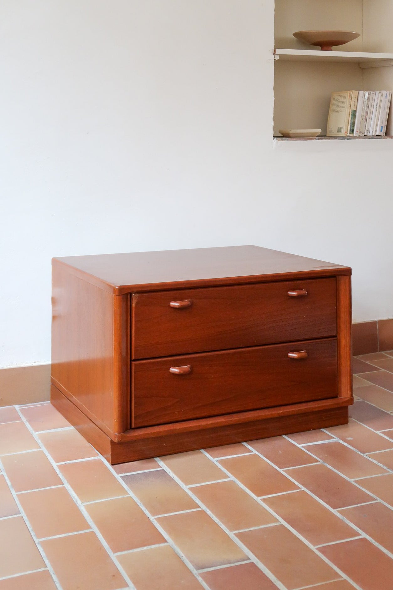 Table de chevet vintage en bois de teck, deux grands tiroirs à poignées sculptées dans la masse, socle en retrait, 70 cm de large et 45 cm de haut, fait aussi bout de canapé