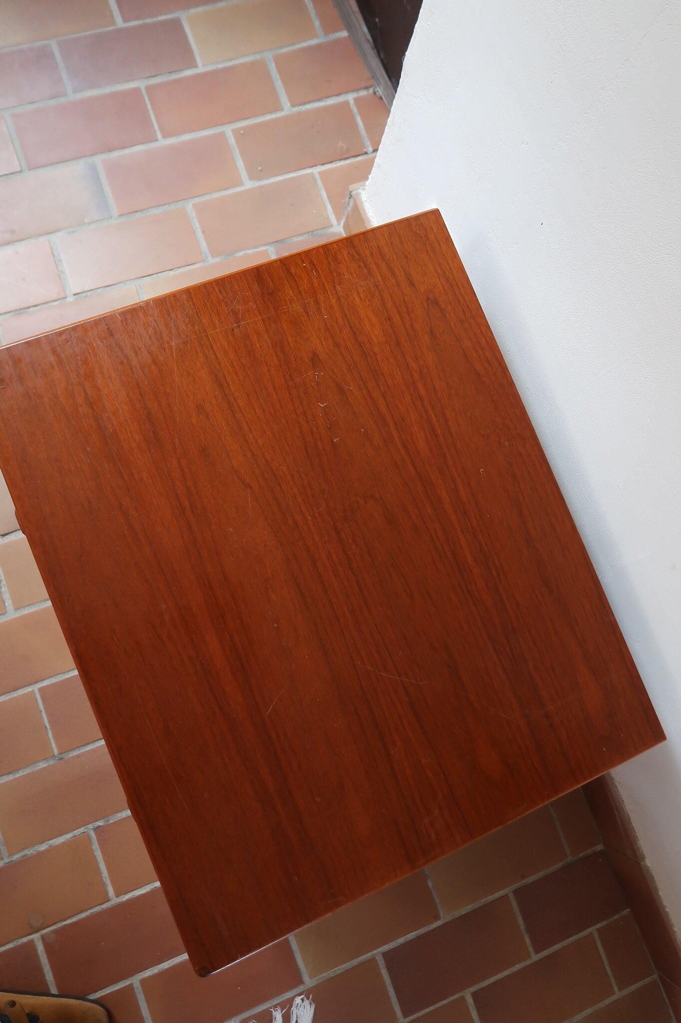 Table de chevet vintage en bois de teck, deux grands tiroirs à poignées sculptées dans la masse, socle en retrait, 70 cm de large et 45 cm de haut, fait aussi bout de canapé