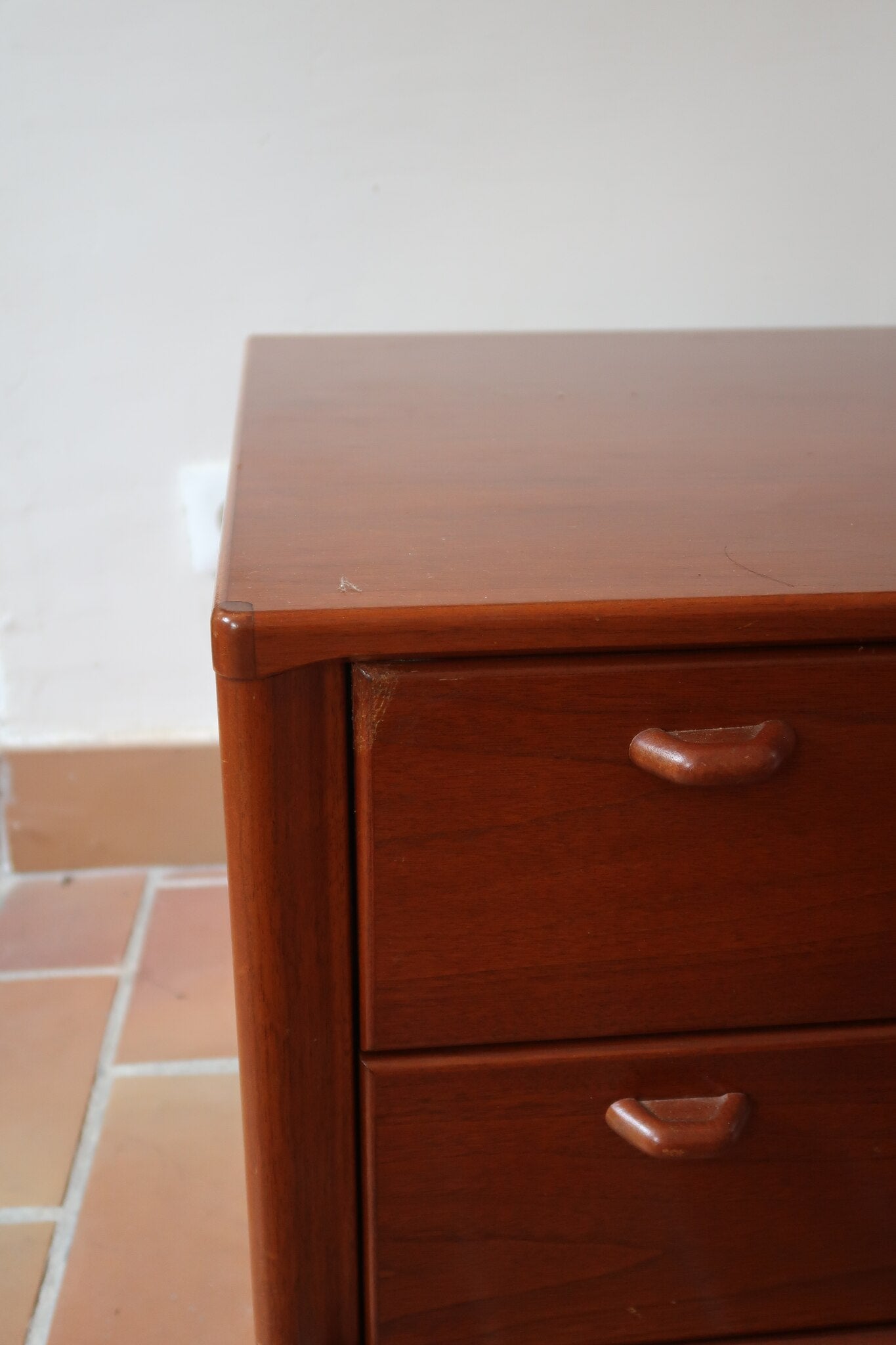 Table de chevet vintage en bois de teck, deux grands tiroirs à poignées sculptées dans la masse, socle en retrait, 70 cm de large et 45 cm de haut, fait aussi bout de canapé