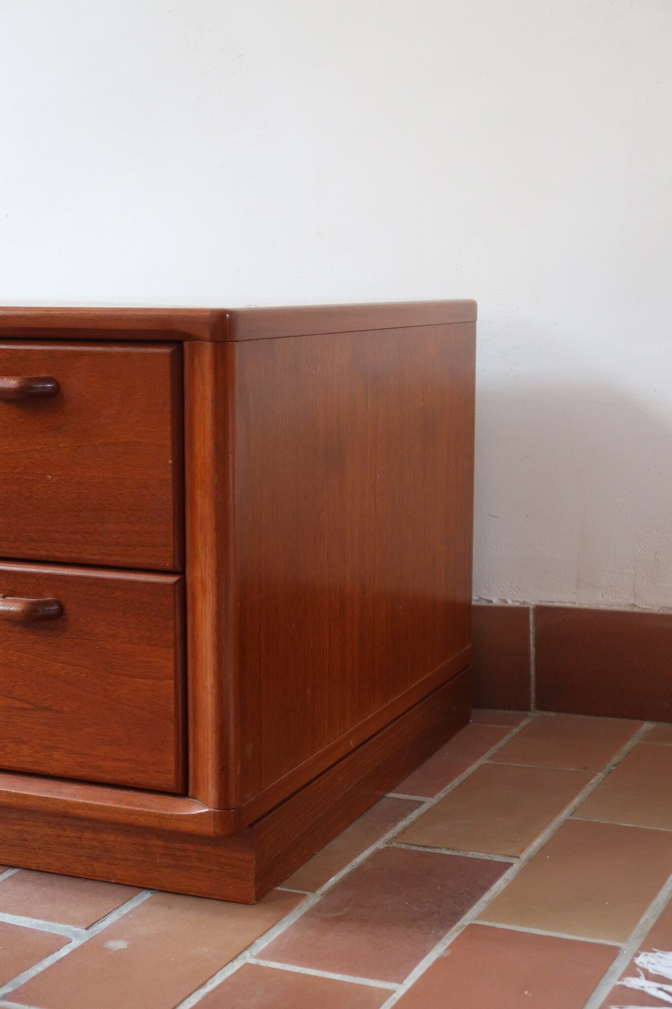Table de chevet vintage en bois de teck, deux grands tiroirs à poignées sculptées dans la masse, socle en retrait, 70 cm de large et 45 cm de haut, fait aussi bout de canapé