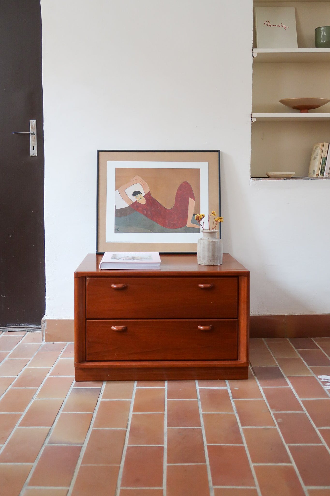 Table de chevet vintage en bois de teck, deux grands tiroirs à poignées sculptées dans la masse, socle en retrait, 70 cm de large et 45 cm de haut, fait aussi bout de canapé