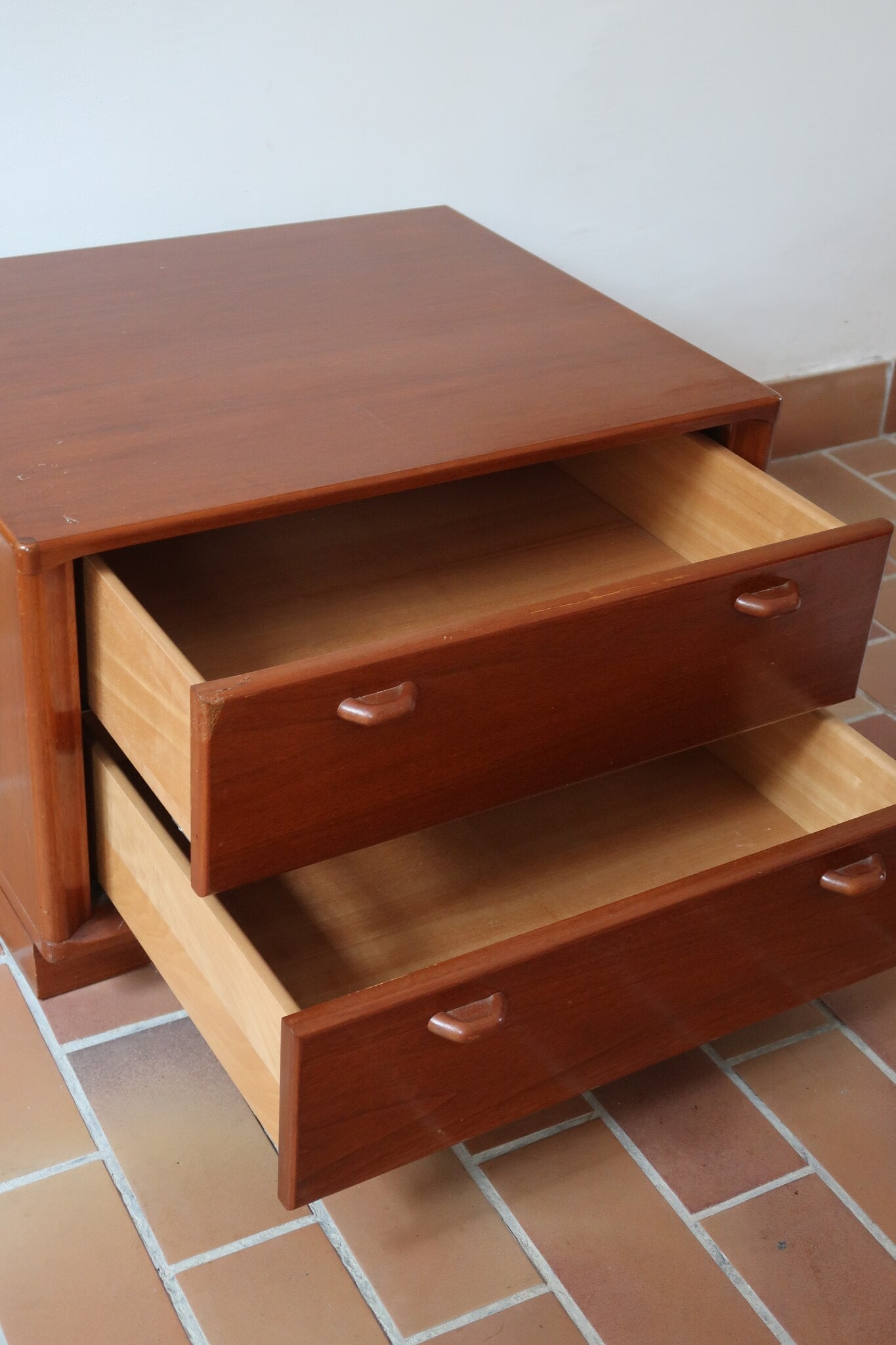 Table de chevet vintage en bois de teck, deux grands tiroirs à poignées sculptées dans la masse, socle en retrait, 70 cm de large et 45 cm de haut, fait aussi bout de canapé