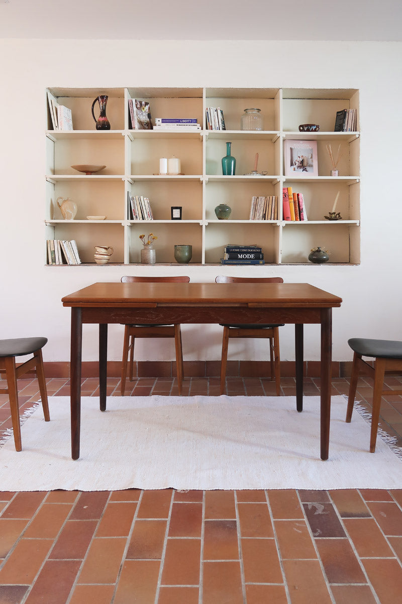 Petite table à manger scandinave extensible plateau teck structure chêne années 60, allonges papillon, jusqu'à 8 couverts