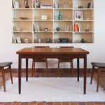 Petite table à manger scandinave extensible plateau teck structure chêne années 60, allonges papillon, jusqu'à 8 couverts
