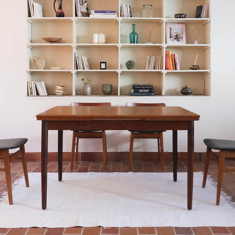 Petite table à manger scandinave extensible plateau teck structure chêne années 60, allonges papillon, jusqu'à 8 couverts