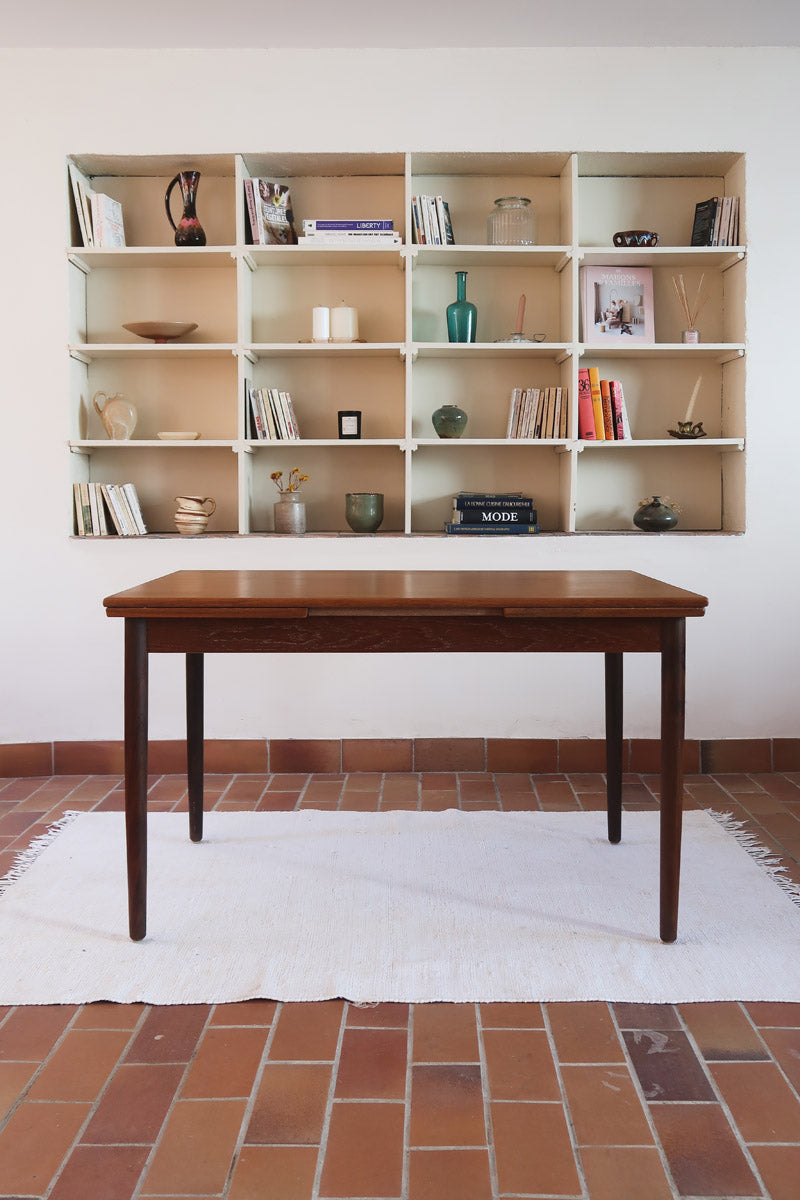 Petite table à manger scandinave extensible plateau teck structure chêne années 60, allonges papillon, jusqu'à 8 couverts