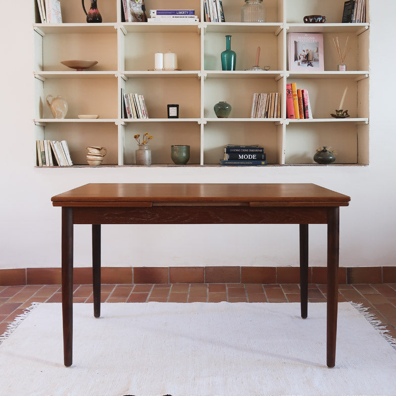 Petite table à manger scandinave extensible plateau teck structure chêne années 60, allonges papillon, jusqu'à 8 couverts