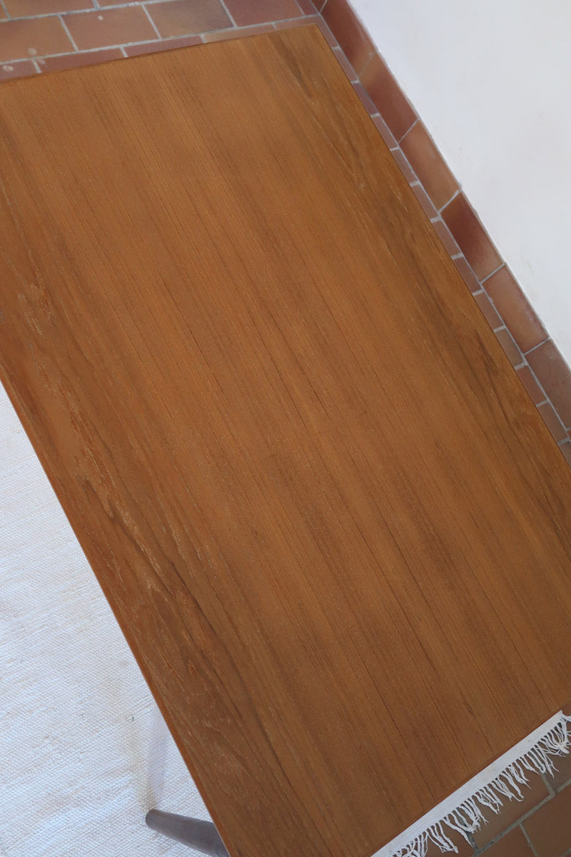Petite table à manger scandinave extensible plateau teck structure chêne années 60, allonges papillon, jusqu'à 8 couverts