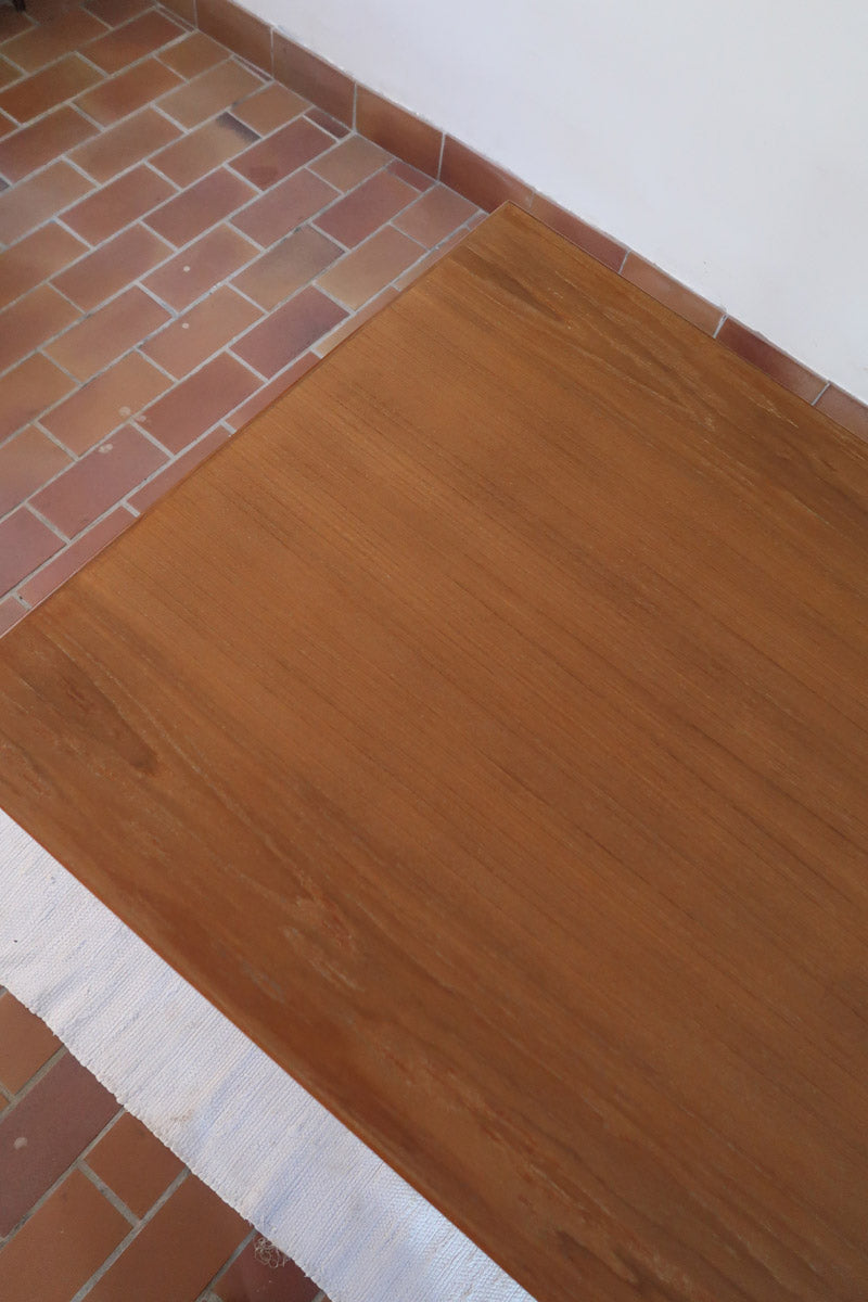 Petite table à manger scandinave extensible plateau teck structure chêne années 60, allonges papillon, jusqu'à 8 couverts