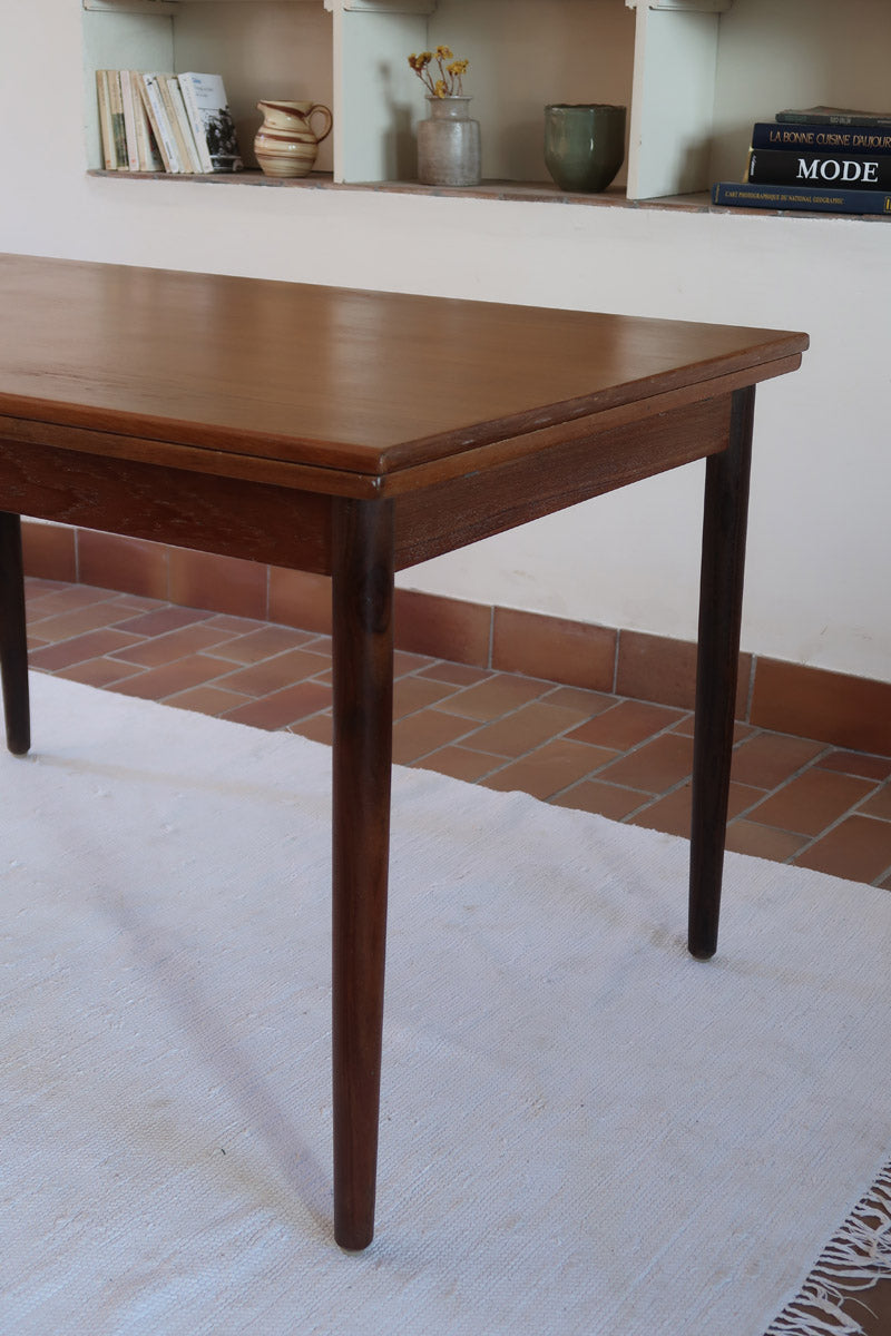 Petite table à manger scandinave extensible plateau teck structure chêne années 60, allonges papillon, jusqu'à 8 couverts