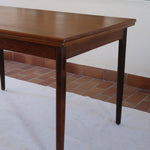 Petite table à manger scandinave extensible plateau teck structure chêne années 60, allonges papillon, jusqu'à 8 couverts
