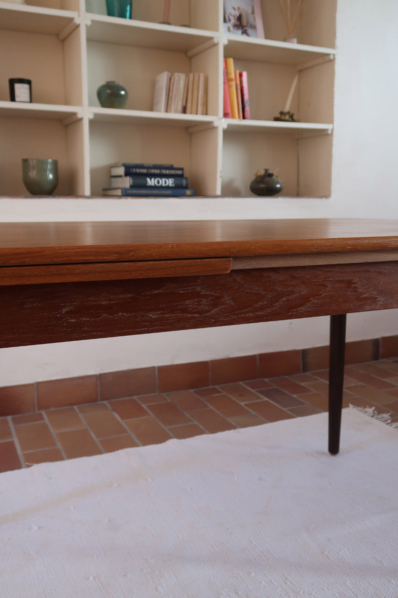 Petite table à manger scandinave extensible plateau teck structure chêne années 60, allonges papillon, jusqu'à 8 couverts