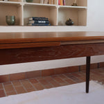 Petite table à manger scandinave extensible plateau teck structure chêne années 60, allonges papillon, jusqu'à 8 couverts