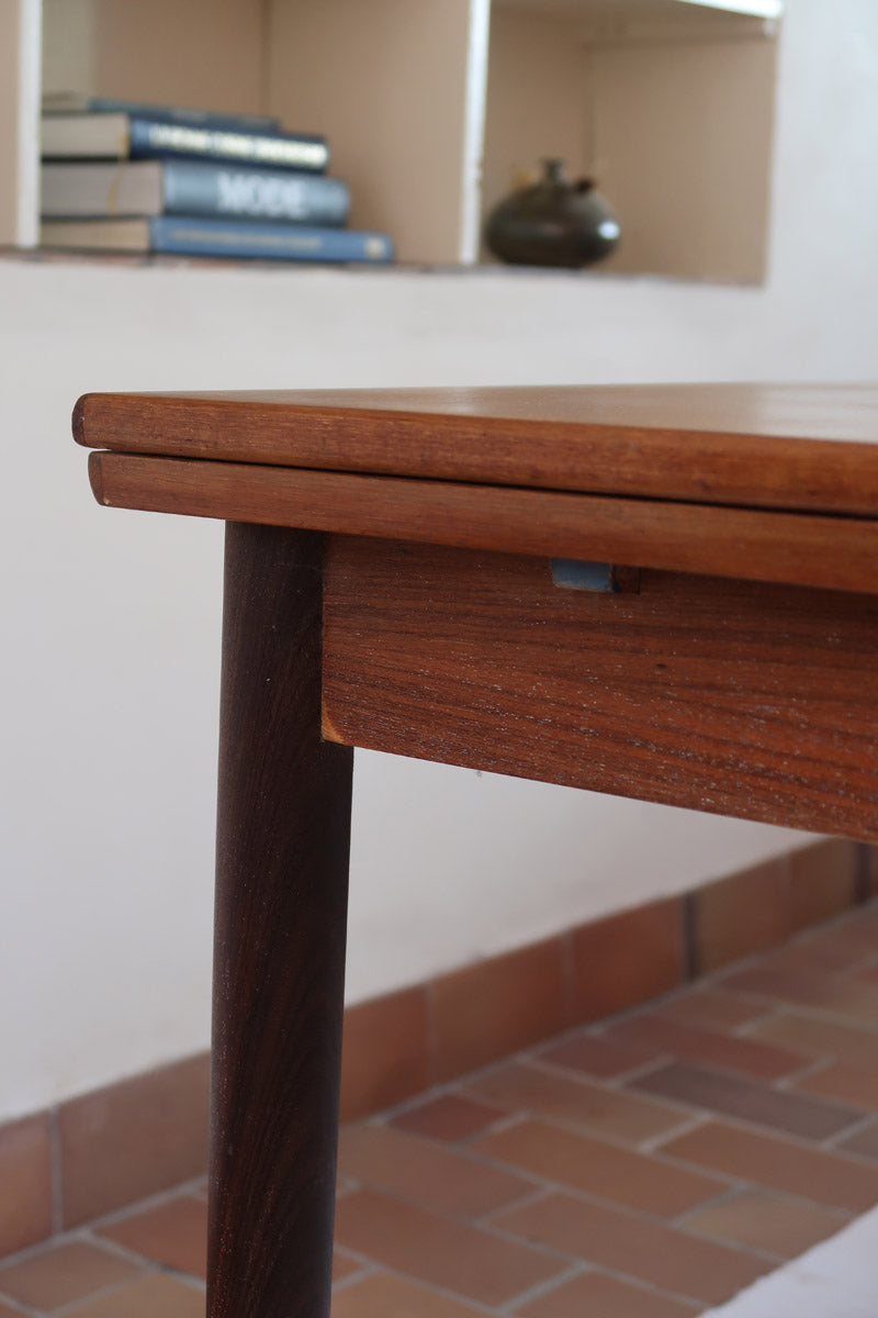 Petite table à manger scandinave extensible plateau teck structure chêne années 60, allonges papillon, jusqu'à 8 couverts