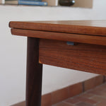 Petite table à manger scandinave extensible plateau teck structure chêne années 60, allonges papillon, jusqu'à 8 couverts