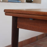 Petite table à manger scandinave extensible plateau teck structure chêne années 60, allonges papillon, jusqu'à 8 couverts
