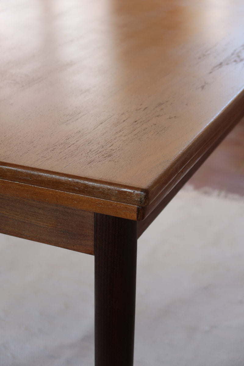 Petite table à manger scandinave extensible plateau teck structure chêne années 60, allonges papillon, jusqu'à 8 couverts