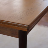 Petite table à manger scandinave extensible plateau teck structure chêne années 60, allonges papillon, jusqu'à 8 couverts