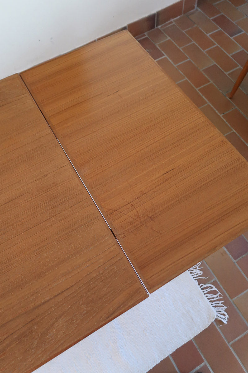 Petite table à manger scandinave extensible plateau teck structure chêne années 60, allonges papillon, jusqu'à 8 couverts