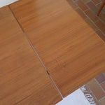Petite table à manger scandinave extensible plateau teck structure chêne années 60, allonges papillon, jusqu'à 8 couverts