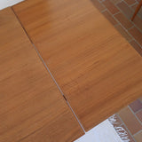 Petite table à manger scandinave extensible plateau teck structure chêne années 60, allonges papillon, jusqu'à 8 couverts