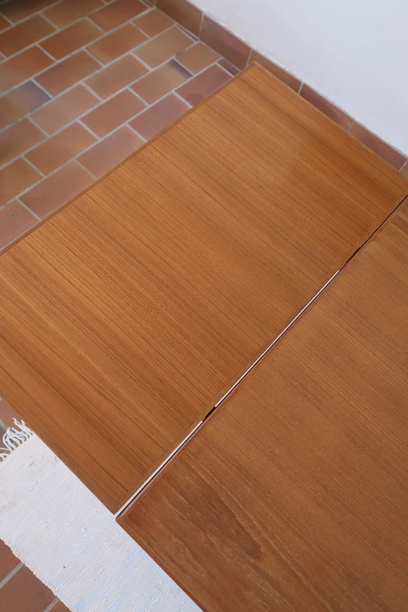 Petite table à manger scandinave extensible plateau teck structure chêne années 60, allonges papillon, jusqu'à 8 couverts