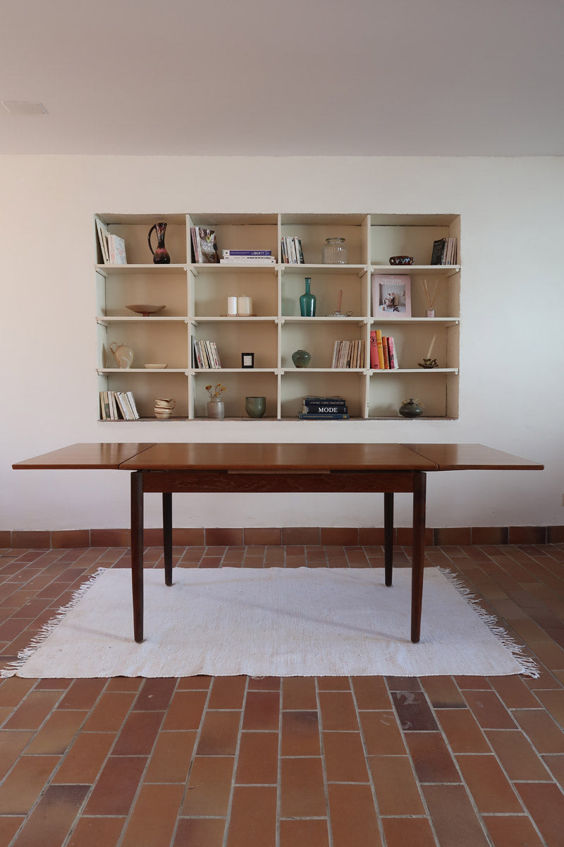 Petite table à manger scandinave extensible plateau teck structure chêne années 60, allonges papillon, jusqu'à 8 couverts