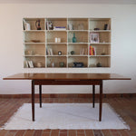 Petite table à manger scandinave extensible plateau teck structure chêne années 60, allonges papillon, jusqu'à 8 couverts