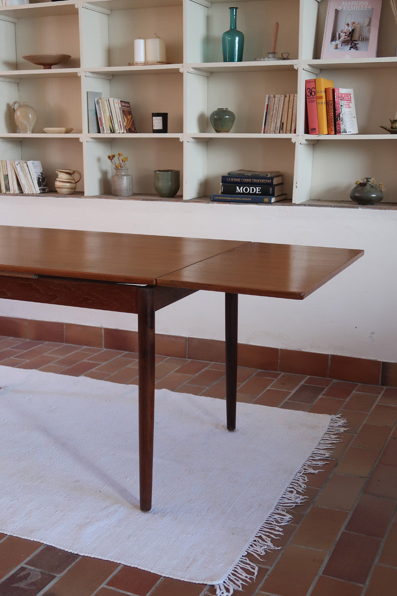 Petite table à manger scandinave extensible plateau teck structure chêne années 60, allonges papillon, jusqu'à 8 couverts