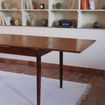 Petite table à manger scandinave extensible plateau teck structure chêne années 60, allonges papillon, jusqu'à 8 couverts