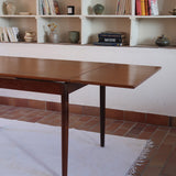 Petite table à manger scandinave extensible plateau teck structure chêne années 60, allonges papillon, jusqu'à 8 couverts