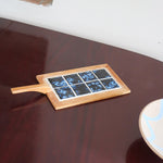 Dessous-de-plat bois clair et carreaux céramique bleu noir marbré années 60, manche spatule, artisanat français mid-century esprit Vallauris