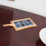 Dessous-de-plat bois clair et carreaux céramique bleu noir marbré années 60, manche spatule, artisanat français mid-century esprit Vallauris