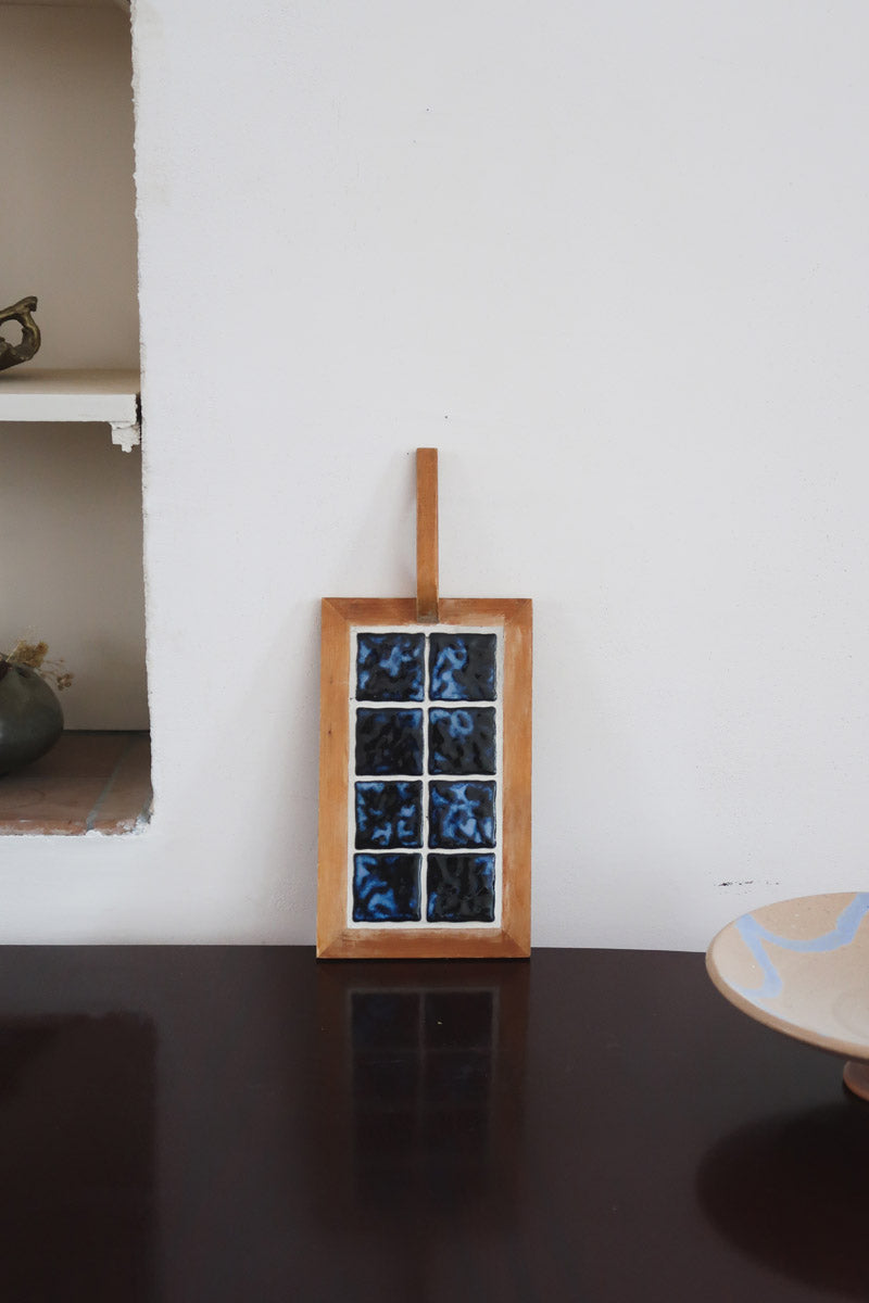 Dessous-de-plat bois clair et carreaux céramique bleu noir marbré années 60, manche spatule, artisanat français mid-century esprit Vallauris