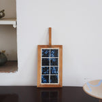 Dessous-de-plat bois clair et carreaux céramique bleu noir marbré années 60, manche spatule, artisanat français mid-century esprit Vallauris