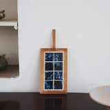Dessous-de-plat bois clair et carreaux céramique bleu noir marbré années 60, manche spatule, artisanat français mid-century esprit Vallauris