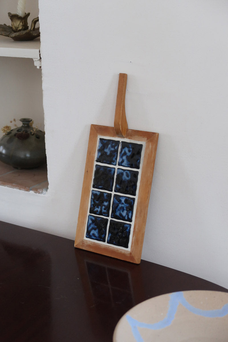 Dessous-de-plat bois clair et carreaux céramique bleu noir marbré années 60, manche spatule, artisanat français mid-century esprit Vallauris