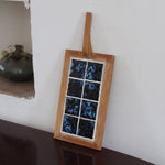 Dessous-de-plat bois clair et carreaux céramique bleu noir marbré années 60, manche spatule, artisanat français mid-century esprit Vallauris