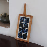 Dessous-de-plat bois clair et carreaux céramique bleu noir marbré années 60, manche spatule, artisanat français mid-century esprit Vallauris