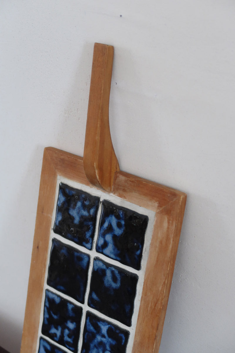 Dessous-de-plat bois clair et carreaux céramique bleu noir marbré années 60, manche spatule, artisanat français mid-century esprit Vallauris