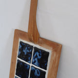 Dessous-de-plat bois clair et carreaux céramique bleu noir marbré années 60, manche spatule, artisanat français mid-century esprit Vallauris