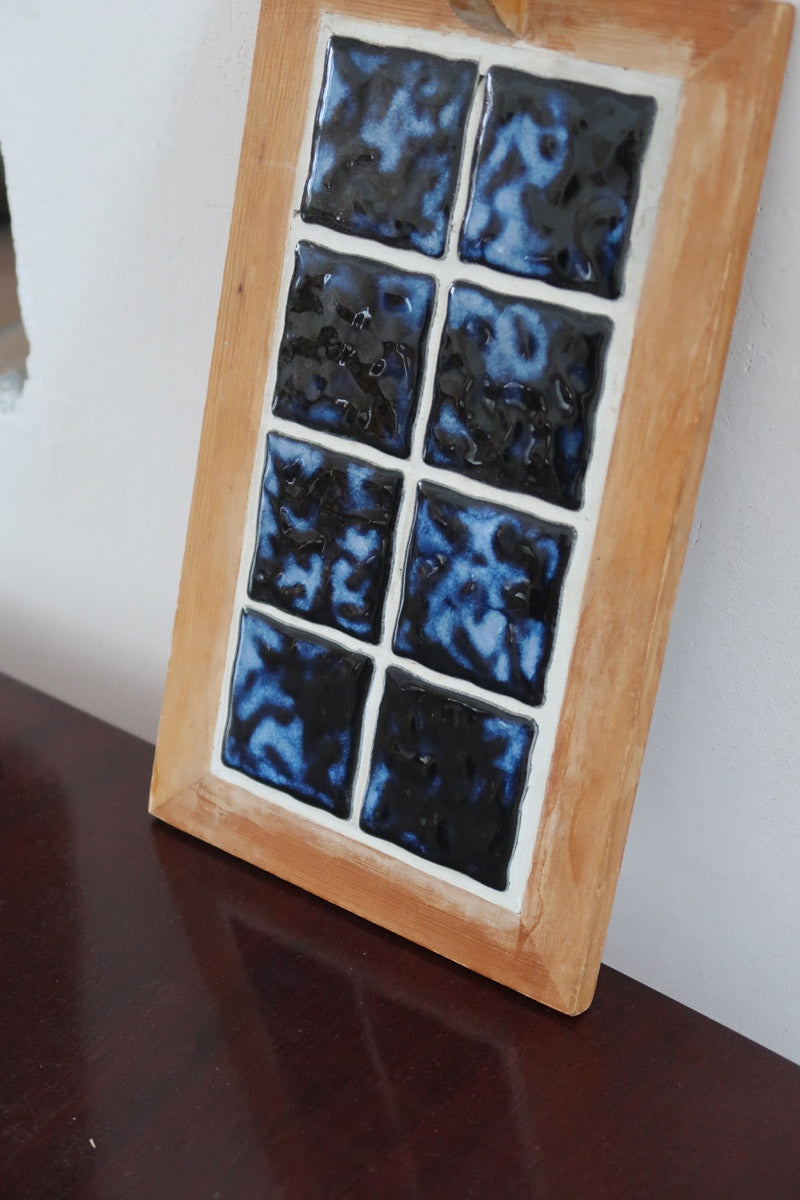 Dessous-de-plat bois clair et carreaux céramique bleu noir marbré années 60, manche spatule, artisanat français mid-century esprit Vallauris