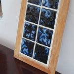Dessous-de-plat bois clair et carreaux céramique bleu noir marbré années 60, manche spatule, artisanat français mid-century esprit Vallauris