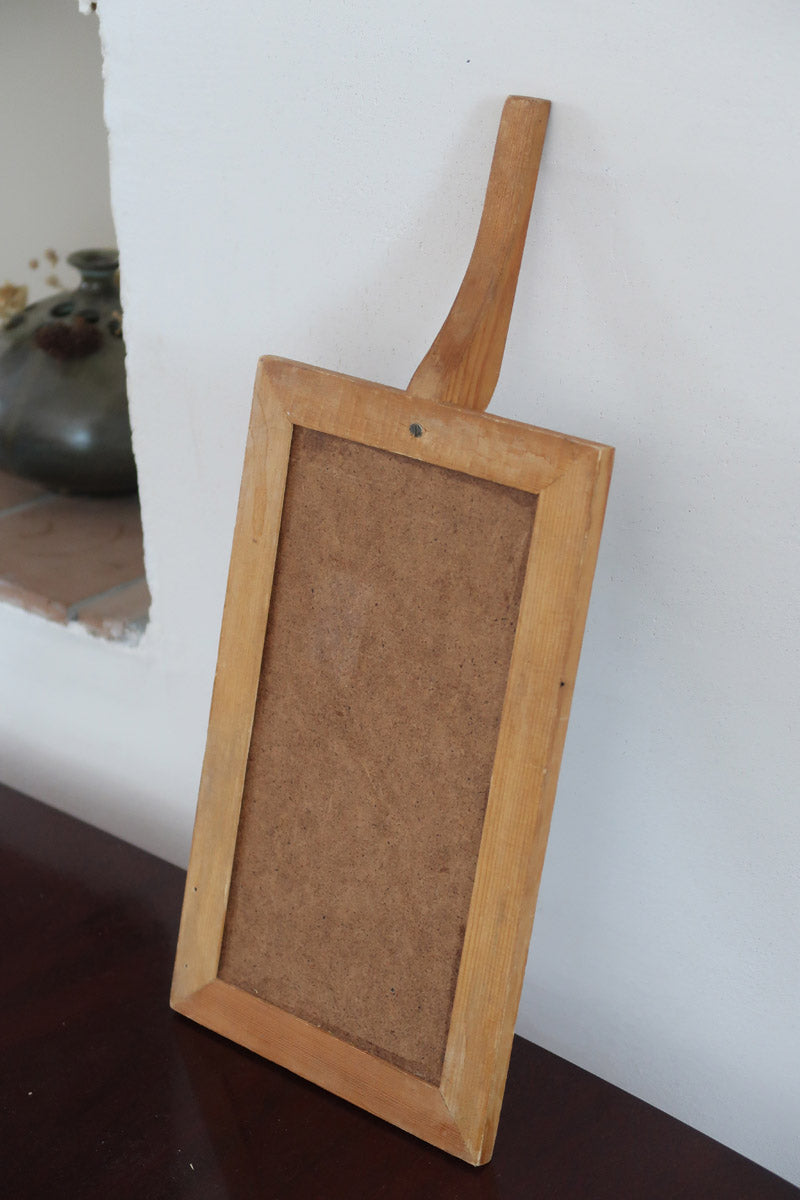 Dessous-de-plat bois clair et carreaux céramique bleu noir marbré années 60, manche spatule, artisanat français mid-century esprit Vallauris