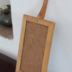 Dessous-de-plat bois clair et carreaux céramique bleu noir marbré années 60, manche spatule, artisanat français mid-century esprit Vallauris