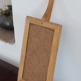Dessous-de-plat bois clair et carreaux céramique bleu noir marbré années 60, manche spatule, artisanat français mid-century esprit Vallauris