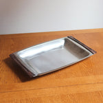 Plateau de service scandinave années 60 inox poli, poignées bois foncé intégrées, format rectangulaire, art de la table danois mid-century