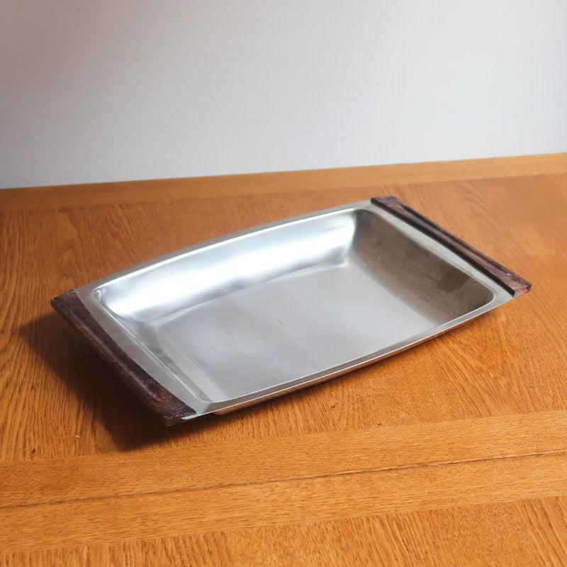 Plateau de service scandinave années 60 inox poli, poignées bois foncé intégrées, format rectangulaire, art de la table danois mid-century